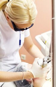 پزشک یک روش فتوترمولیز را انجام می دهد