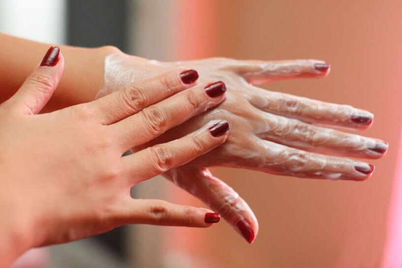 استفاده از کرم روی دست برای جوانسازی پوست